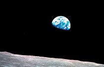 عکس طلوع زمین گرفته شده توسط ویلیام آندرس در ۲۴ دسامبر ۱۹۶۸ (۳ دی ۱۳۴۷)