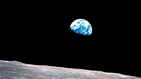 عکس طلوع زمین گرفته شده توسط ویلیام آندرس در ۲۴ دسامبر ۱۹۶۸ (۳ دی ۱۳۴۷)