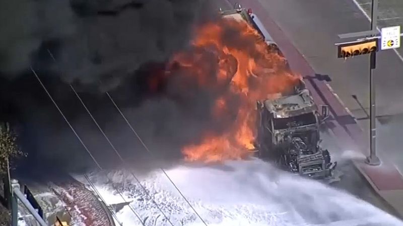 شاهد: اشتعال النيران في شاحنة تنقل 5000 غالون من الوقود 