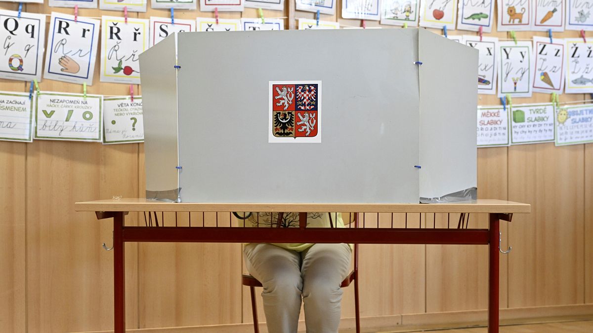 ناخبة في احد مراكز الاقتراع في جمهورية التشيك