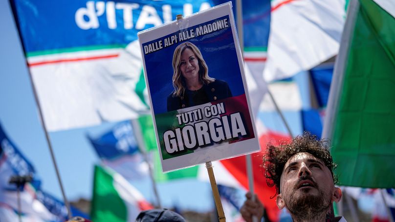 مناصرون لرئيسة الوزراء الإيطالية جورجيا ميلوني