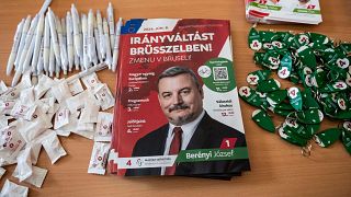 A Magyar Szövetség európai parlamenti listavezetőjét, Berényi Józsefet népszerűsítő brosúra a párt kampányzáró rendezvényén, Dunaszerdahelyen 2024. június 5-én.