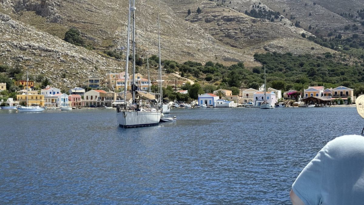 Британский врач и телеведущий Майкл Мосли до сих пор числится пропавшим без вести на острове Сими в Эгейском море, Греция, пятница, 7 июня 2024 года. 