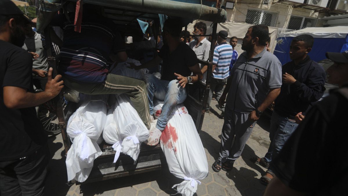 Des Palestiniens tués lors du bombardement israélien de la bande de Gaza sont amenés à l'hôpital al-Aqsa à Deir al-Balah, au centre de la bande de Gaza, le samedi 8 juin 2024.