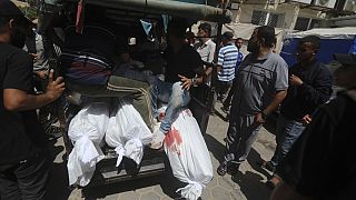 Палестинцы, погибшие в результате израильской бомбардировки сектора Газа, доставлены в больницу Аль-Акса в Дейр-эль-Бале, центральная часть сектора Газа, суббота, 8 июня 2024 года.