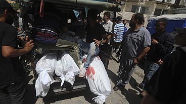 Des Palestiniens tués lors du bombardement israélien de la bande de Gaza sont amenés à l'hôpital al-Aqsa à Deir al-Balah, au centre de la bande de Gaza, le samedi 8 juin 2024.