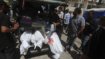 Palestinianos mortos nos bombardeamentos israelitas na Faixa de Gaza são levados para o Hospital al-Aqsa em Deir al-Balah, no centro da Faixa de Gaza, sábado, 8 de junho de 2024.