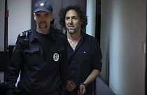 El ciudadano francés Laurent Vinatier, a la derecha, es escoltado hasta una sala de un tribunal del distrito de Zamoskvoretsky en Moscú, Rusia, el viernes 7 de junio de 2024.