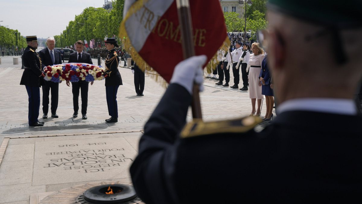 Le président américain Joe Biden et le président français Emmanuel Macron déposent une gerbe sur la tombe du soldat inconnu sous l'Arc de Triomphe, samedi 8 juin 2024 à Paris 