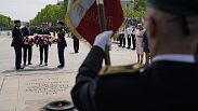 Biden y Macron portan una corona de flores bajo el Arco del Triunfo