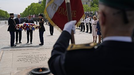 Le président américain Joe Biden et le président français Emmanuel Macron déposent une gerbe sur la tombe du soldat inconnu sous l'Arc de Triomphe, samedi 8 juin 2024 à Paris 