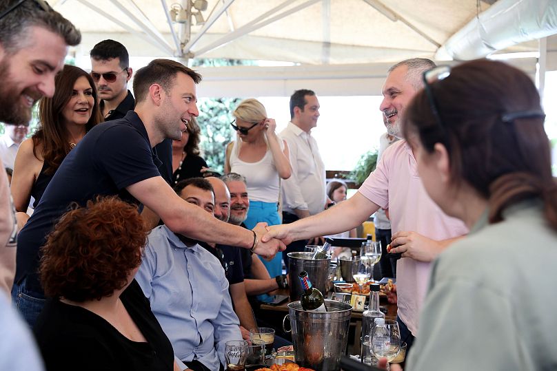 Μετά τη βόλτα στο κέντρο της Αθήνας ο Στέφανος Κασσελάκης συναντήθηκε με τους δημοσιογράφους που καλύπτουν τον ΣΥΡΙΖΑ