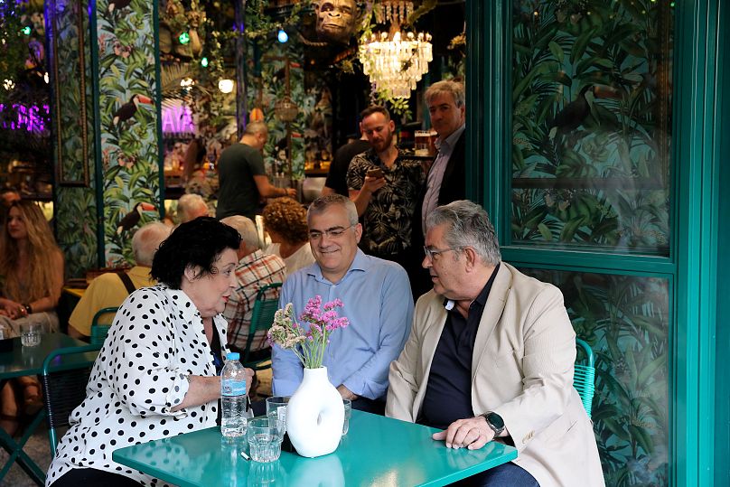 Σε γνωστό καφέ στο κέντρο της Αθήνας ο Γενικός Γραμματέας του ΚΚΕ, Δημήτρης Κουτσούμπας, με βουλευτές του κόμματός του