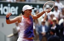Iga Swiatek ünnepel, miután győzött az olasz Jasmine Paolini ellen a francia nemzetközi teniszbajnokság női egyesének döntőjében Párizsban 2024. június 8-án.