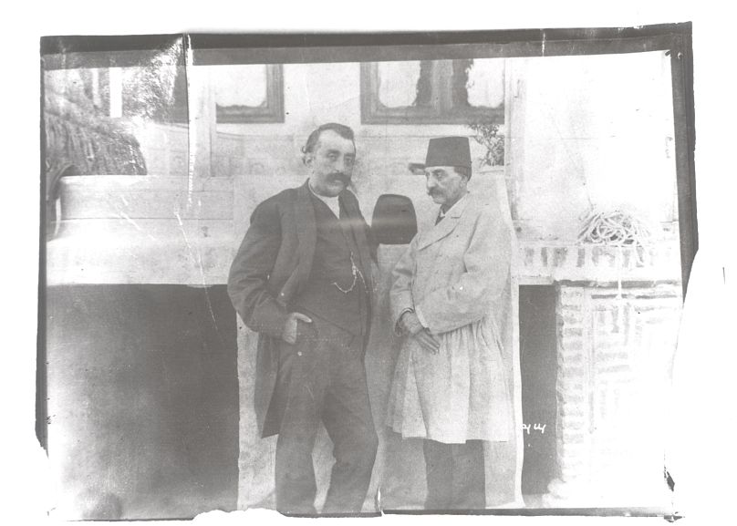 مظفرالدین‌شاه قاجار در سمت چپ تصویر