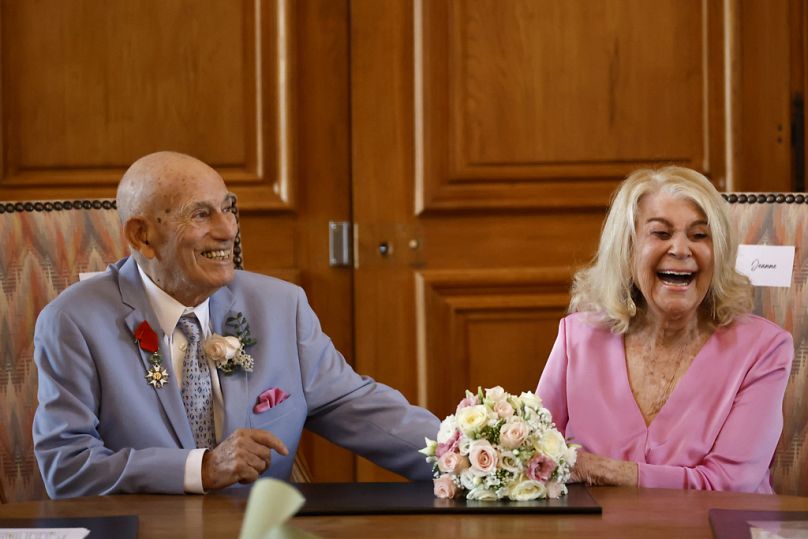 O veterano americano da Segunda Guerra Mundial Harold Terens, 100 anos, à esquerda, e Jeanne Swerlin, 96 anos, celebram o seu casamento