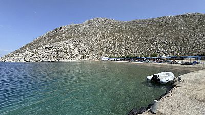 Agios Nikolaos strandja, ahonnan a brit orvos és televíziós műsorvezető, Michael Mosley a feltételezések szerint elindult Szími szigetén. 2024. június 7.