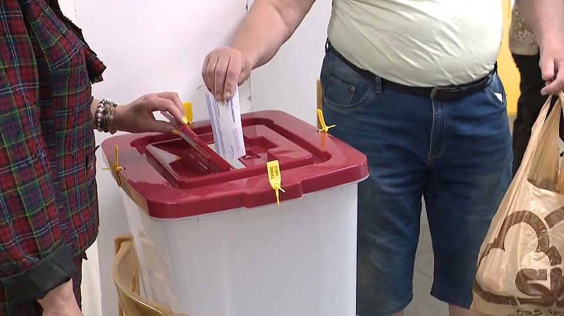 Un seggio elettorale a Riga, l'8 giugno 2024