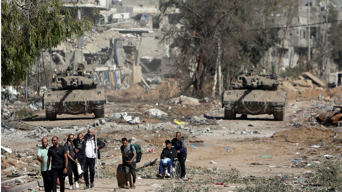 يفر فلسطينيون إلى شمال غزة، بينما تغلق الدبابات الإسرائيلية طريق صلاح الدين في وسط قطاع غزة في 24 نوفمبر/تشرين الثاني 2023