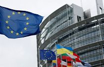 Avrupa Birliği bayrağı, 18 Nisan 2023 Salı günü Fransa'nın doğusundaki Strazburg'daki Avrupa Parlamentosu'nda dalgalanıyor. (Fotoğraf: AP / Jean-Francois Badias, Arşiv)