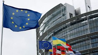Avrupa Birliği bayrağı, 18 Nisan 2023 Salı günü Fransa'nın doğusundaki Strazburg'daki Avrupa Parlamentosu'nda dalgalanıyor. (Fotoğraf: AP / Jean-Francois Badias, Arşiv)
