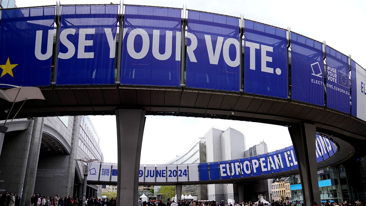Brüksel'deki Avrupa Günü kutlamaları sırasında, dış cephesinde "Oyunu Kullan" sloganının yazılı olduğu Avrupa Parlamentosu'nu ziyaret eden insanlar (4 Mayıs)