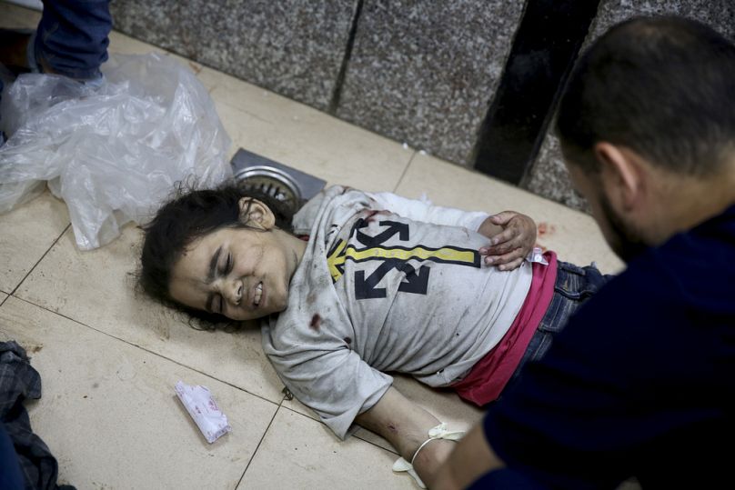 Palästinenser, die bei der israelischen Bombardierung des Gazastreifens verwundet wurden, werden am Samstag, 8. Juni 2024, im al-Aqsa-Krankenhaus in Deir al Balah behandelt.