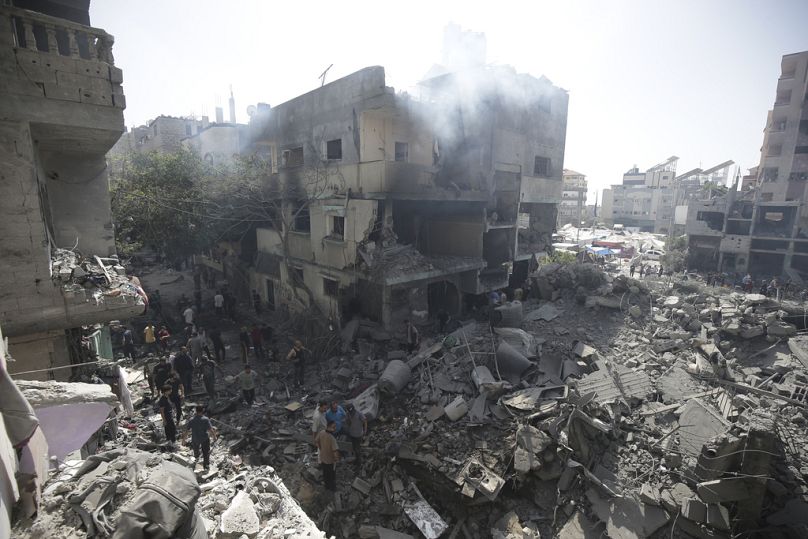 Palästinenser betrachten die Folgen des israelischen Bombenangriffs im Flüchtlingslager Nuseirat, Gazastreifen, Samstag, 8. Juni 2024. 