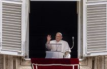 El Papa Francisco saluda desde la ventana frente a la Plaza de San Pedro del Vaticano, el domingo 9 de junio de 2024.