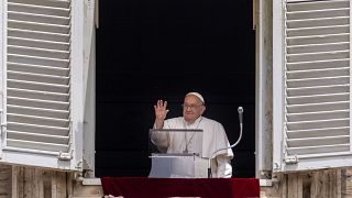 El Papa Francisco saluda desde la ventana frente a la Plaza de San Pedro del Vaticano, el domingo 9 de junio de 2024.