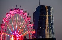 Una noria cerca del Banco Central Europeo en Fráncfort, Alemania.