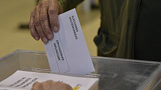 یک رأی دهنده در ۹ ژوئن ۲۰۲۴ در یک محل رای‌گیری در پامپلونا رای می‌دهد