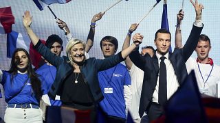 Die Vorsitzende der französischen Nationalversammlung Marine Le Pen und der Spitzenkandidat der Partei für die bevorstehende EU-Wahl Jordan Bardella bei einem politischen Treffen am 2. Juni 2024 in Paris