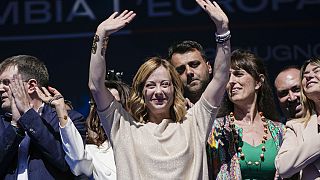  Giorgia Meloni et les Frères d'Italie, membres du parti, saluent la foule lors d'un rassemblement électoral en vue des élections parlementaires européennes, le 1er juin 2024. 