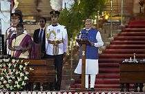 Narendra Modi, a destra, presta giuramento come Primo Ministro dell'India dal Presidente Droupadi Murmu, a sinistra, presso il Rashtrapati Bhawan, a Nuova Delhi, India, domenica 9 giugno 2024.