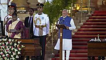 Narendra Modi, a destra, presta giuramento come Primo Ministro dell'India dal Presidente Droupadi Murmu, a sinistra, presso il Rashtrapati Bhawan, a Nuova Delhi, India, domenica 9 giugno 2024.