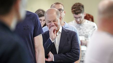 Le chancelier allemand Olaf Scholz attend dans la file d'attente pour voter aux élections du Parlement européen, à Potsdam, en Allemagne, le dimanche 9 juin 2024. 