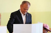 Le Premier ministre polonais Donald Tusk, qui dirige un parti centriste et pro-UE, vote lors de l'élection du Parlement européen, à Varsovie, en Pologne, le dimanche 9 juin.