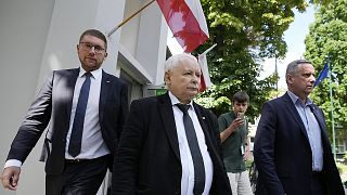 En büyük sağcı muhalefet Hukuk ve Adalet Partisi lideri Jaroslaw Kaczynski, Varşova'da Avrupa seçimlerinde oy kullandıktan sonra dinleniyor, 9 Haziran 2024
