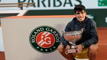 Carlos Alcaraz a férfi egyes győztesének járó Muskétások Kupájával a Roland Garroson 2024.06.09-én.