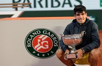 Carlos Alcaraz a férfi egyes győztesének járó Muskétások Kupájával a Roland Garroson 2024.06.09-én.