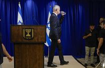 Benny Gantz, membre centriste du cabinet de guerre israélien composé de trois membres, boit en quittant les lieux après avoir annoncé sa démission à Ramat Gan, le 9 juin 2024.