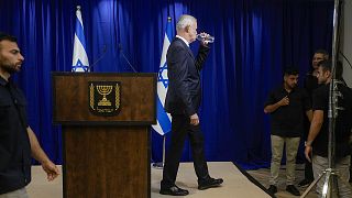 Benny Gantz, membre centriste du cabinet de guerre israélien composé de trois membres, boit en quittant les lieux après avoir annoncé sa démission à Ramat Gan, le 9 juin 2024.