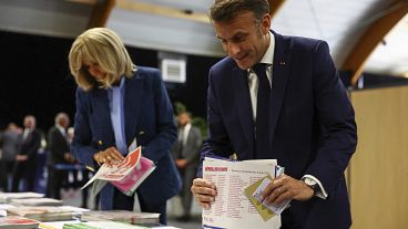 الرئيس الفرنسي والسيدة الأولى يصوتان في الانتخابات الأوروبية