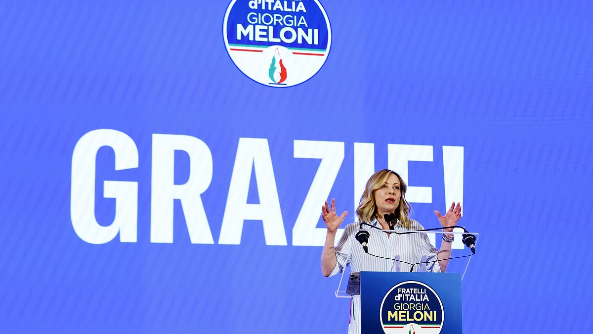Az olasz kormányfő győzelmi beszéde közben