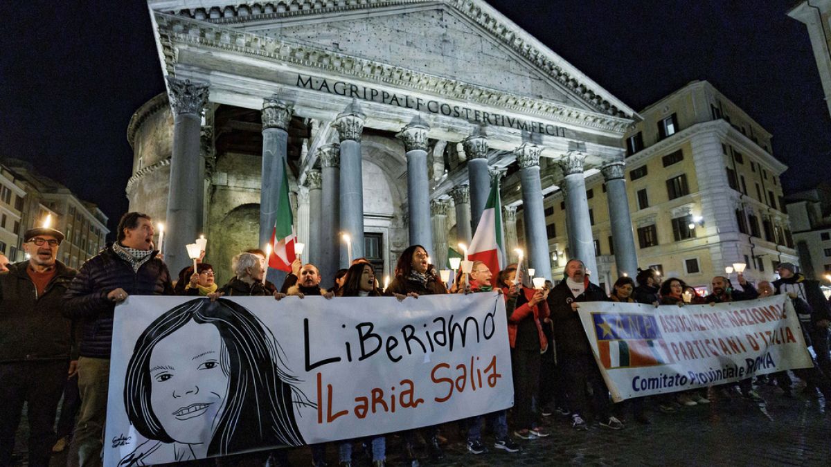 Manifestantes seguram uma faixa com a inscrição em italiano "Libertem Ilaria Salis", em frente ao monumento do Panteão, em Roma. 14 de fevereiro de 2024