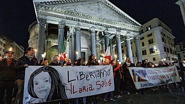 Des manifestants brandissent une banderole à gauche avec l'inscription "Libérons Ilaria Salis", devant le monument du Panthéon, à Rome, le mercredi 14 février 2024.