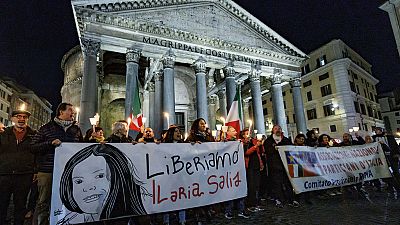 Des manifestants brandissent une banderole à gauche avec l'inscription "Libérons Ilaria Salis", devant le monument du Panthéon, à Rome, le mercredi 14 février 2024.