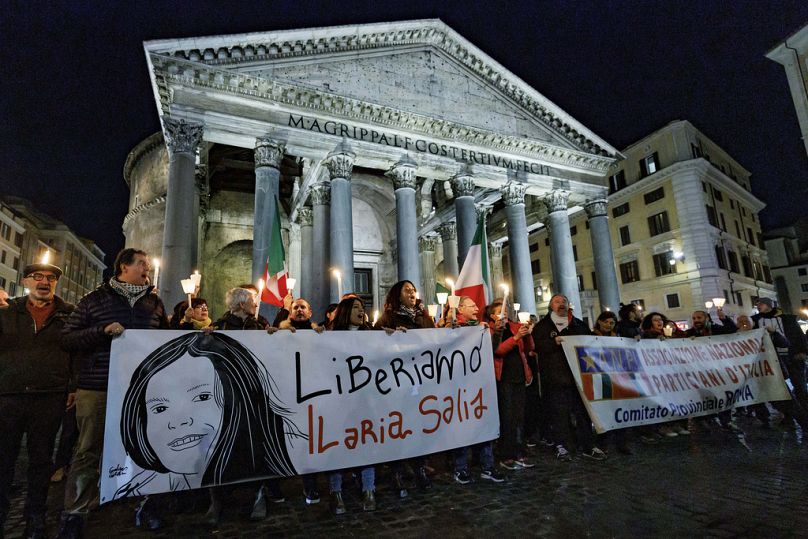 Des manifestants brandissent une banderole à gauche avec l'inscription en italien « Libérons Ilaria Salis », à Rome, le 14 février 2024