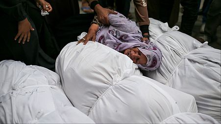 جثث ضحايا القصف الإسرائيلي في مستشفى شهداء الأقصى في دير البلح